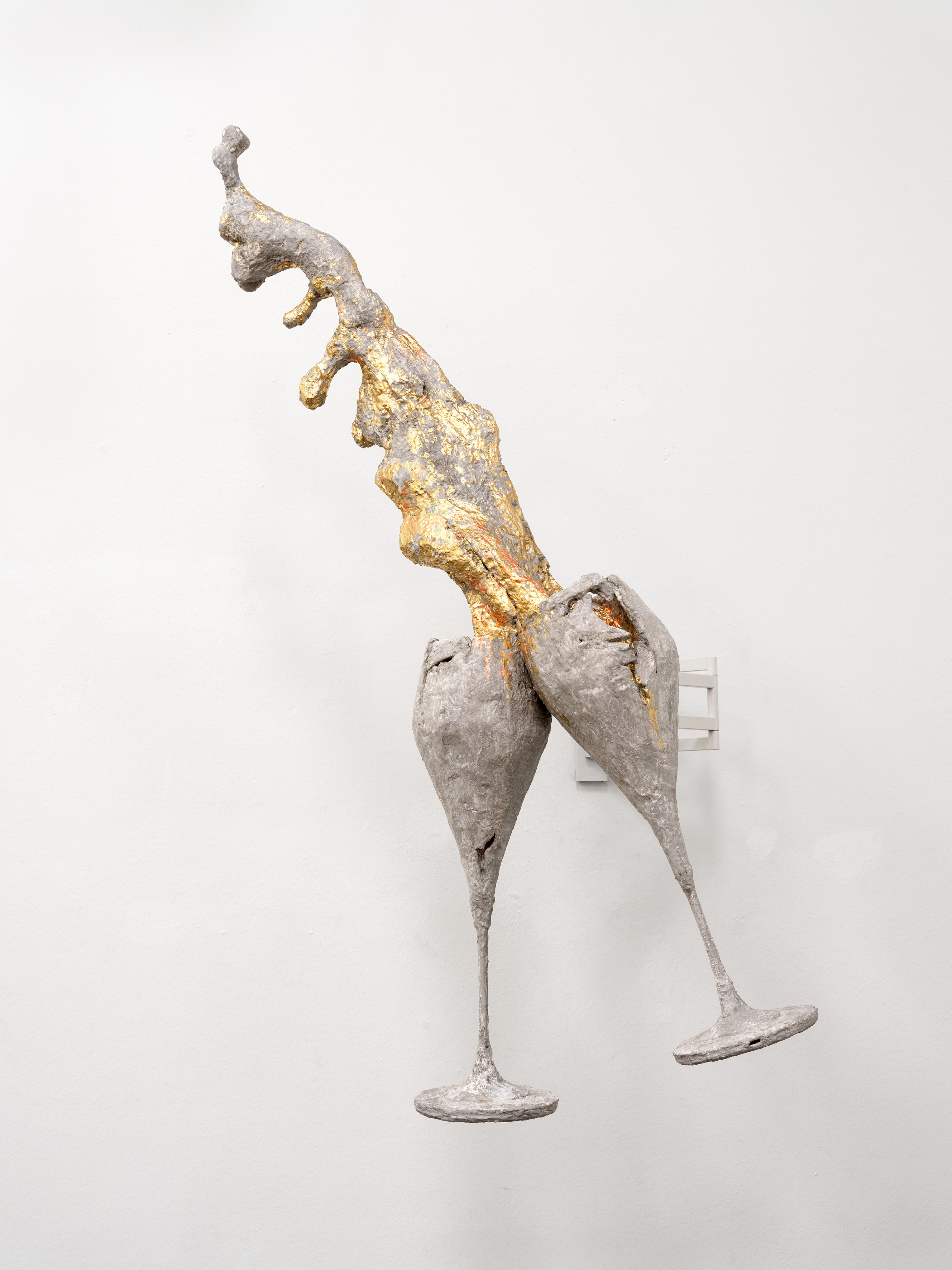 Birgit Brenner
You Next!, 2024
Dämmplatten, Polymergips, Pigment,
Blattgold, Blattbronze, Wandhalterung
(Stahl)
205 × 80 × 50 cm
Courtesy Galerie EIGEN + ART
Leipzig/Berlin
© VG Bild-Kunst, Bonn 2024
Foto: Uwe Walter, Berlin