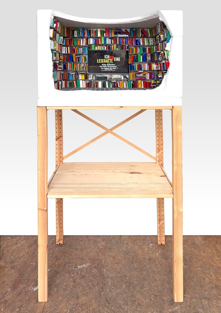 Thomas Hartmann
Ich bin eine Leseratte  
Alexander Kluge  im Gespräch mit Helge Schneider, 11:28
2025
Styroporkiste, 70 cm breit, 48 cm tief, 52 cm hoch, mit Sockel 165 cm hoch Ca.1200 Bücher, Fliesen, Smart Frame Wifi 100 von Rollei
VG Bild-Kunst, Bonn 2025