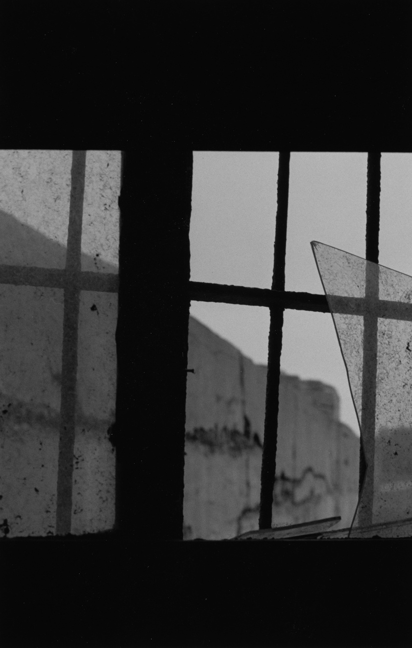 Dirk Reinartz, Blick vom Zellenbau auf Festungsmauern, Breendonk, © Deutsche Fotothek, Stiftung F.C. Gundlach