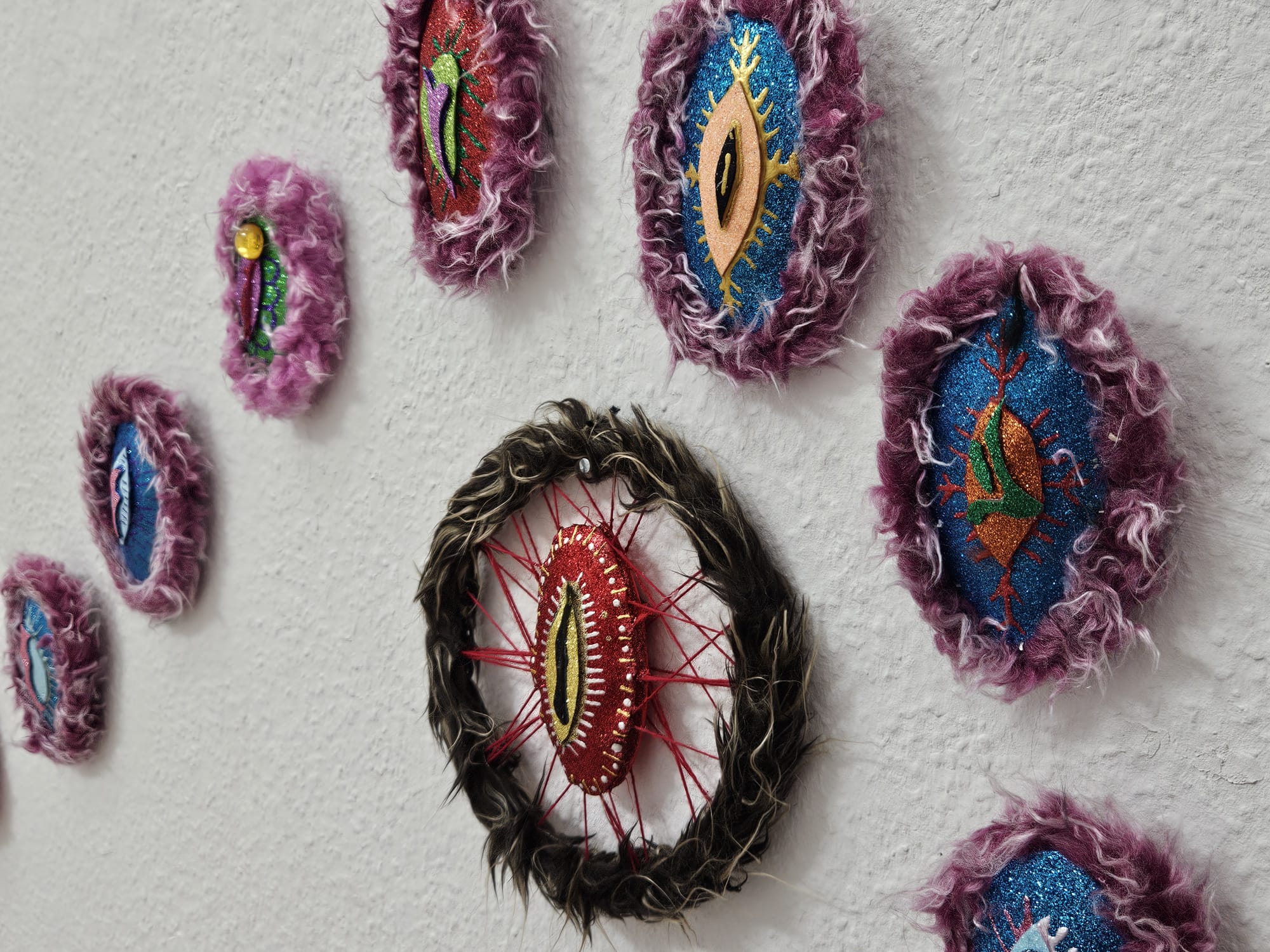 Minttu Saarinen: Karelean Pies, 2025, Stoff, Perlen, Garn, 
© Foto: Minttu Saarinen, 2025